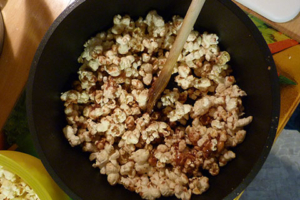 Popcorn mit Zuckerrübensirup / schwarzem Honig